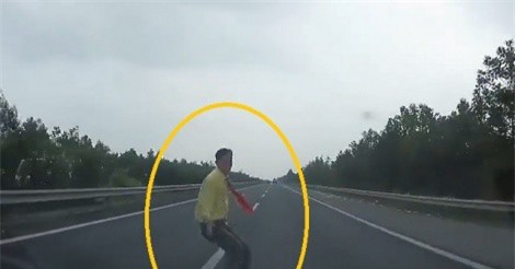 Clip: Phụ xe khách Văn Minh băng qua đường cao tốc, bị ôtô tông ở Hà Nội