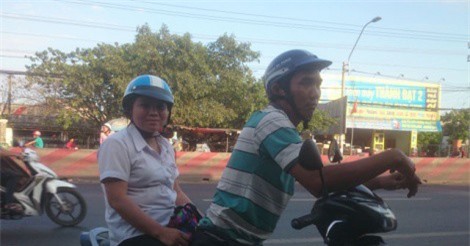 Đi vệ sinh, một phụ nữ bị cướp 15 chỉ vàng 