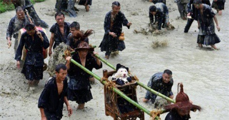 Độc đáo lễ hội kiệu chó của dân tộc Miao