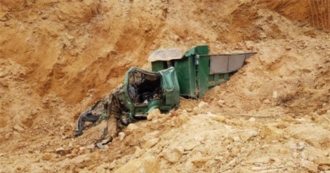 Hà Nội: Sập mỏ khai thác đất trái phép, tài xế xe tải bị vùi lấp