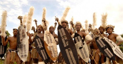 Ly kỳ bộ tộc nơi đàn ông được coi là còn trinh nếu tiểu cao quá đầu