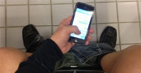 Nam thanh niên bị liệt hoàn toàn vì dùng điện thoại liên tục nửa tiếng đồng hồ trong toilet