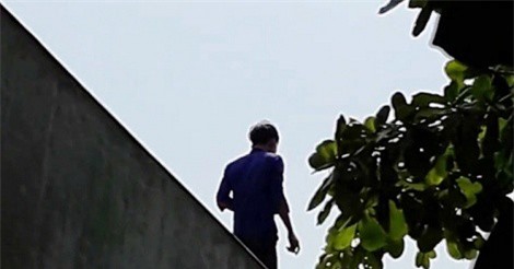 Nam thanh niên phê ma túy leo nóc nhà, ném đá người đi đường