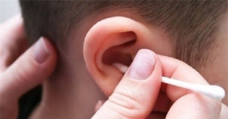 Vì sao không nên lạm dụng bông ngoáy tai?