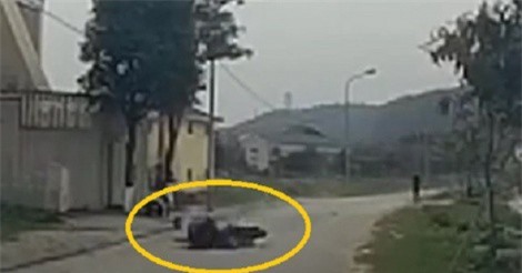 Clip: Cố tình phóng nhanh qua gờ giảm tốc, nam thanh niên “chà” mặt xuống đường ở Hà Nội