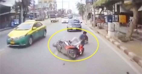 Clip: Nghe điện thoại khi lái xe, nam thanh niên nhận cái kết “đắng”