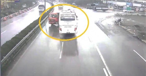 Clip: Xe cứu hỏa va chạm cực mạnh với xe khách trên cao tốc Pháp Vân - Cầu Giẽ