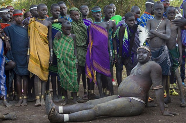 Bộ lạc tôn thờ đàn ông béo bụng như anh hùng