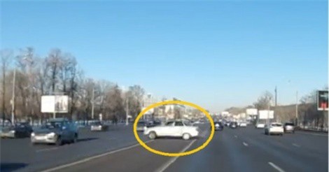 Clip: Tài xế ôtô mất lái gây tai nạn liên hoàn, khiến 8 người thương vong