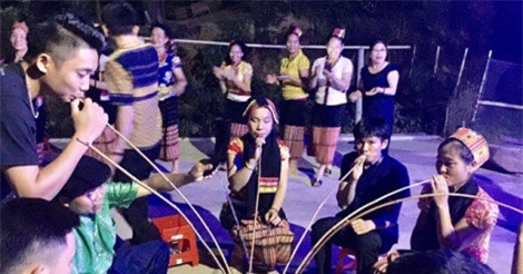 "Độc lạ" luật uống rượu cần của người Thái ở Nghệ An