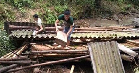 Thanh Hóa: Hơn 60 ngôi nhà ở tốc mái sau trận lốc xoáy