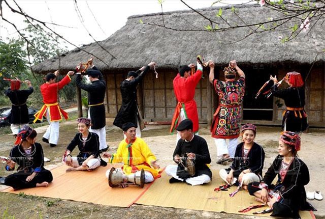 Truyền thống dạy chữ Nôm Dao và nghề bốc thuốc Nam của người Dao đỏ ở Lào Cai