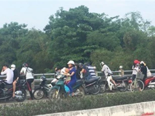 Việt kiều Mỹ nhảy cầu Ái Nghĩa tự tử
