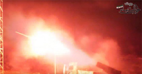 Clip: Phiến quân nã tên lửa Grad vào căn cứ không quân Syria ở Aleppo