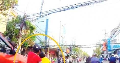 Clip: "Tạt đầu" ôtô ở Đà Nẵng, 4 người ngồi trên xe máy suýt nhận kết cục bi thảm