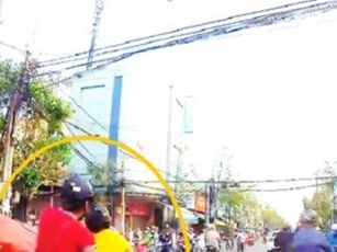 Clip: "Tạt đầu" ôtô ở Đà Nẵng, 4 người ngồi trên xe máy suýt nhận kết cục bi thảm