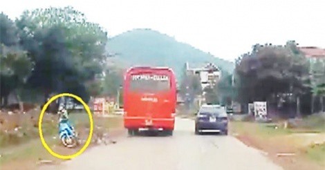 Clip: Xe khách vượt ẩu, ép xe máy văng vào đường ở Bắc Giang