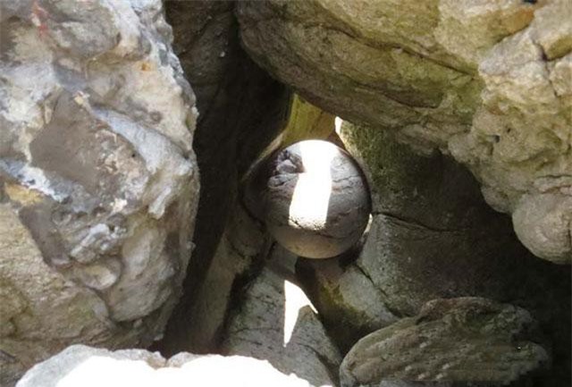 Ly kỳ hòn đá tự xoay ở cửa biển Quan Lạn