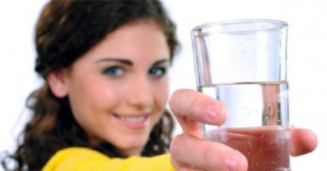 Mùa hè nên uống nước lạnh hay nước ấm?