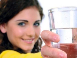 Mùa hè nên uống nước lạnh hay nước ấm?
