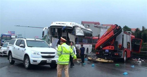 Vụ xe khách tông xe cứu hỏa: Vì sao tài xế không đánh lái mạnh?