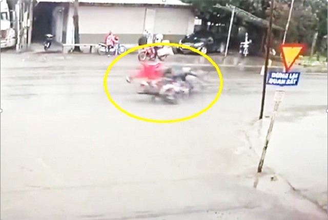 Clip: Qua đường không quan sát, cô gái bị xe Yamaha Exciter tông cực mạnh