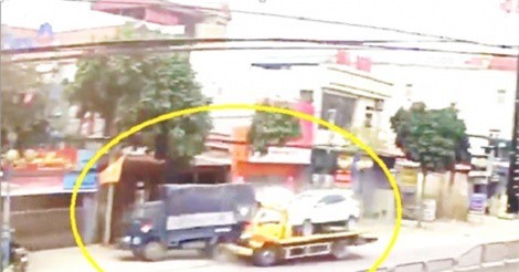 Clip: Xe cứu hộ giao thông “ủi bay” xe tải, lao vào nhà dân ở Thanh Hóa