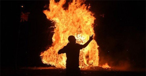 Giải mã hiện tượng người tự cháy thành tro và hiệu ứng sợi bấc