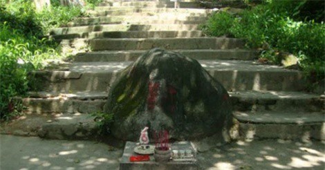 Lạ kỳ hòn đá thần “phá” sóng điện thoại trong ngôi cổ tự ở Bình Dương