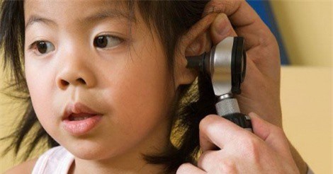 Nhanh chóng làm dịu cơn đau viêm tai giữa ở trẻ em chỉ với muối hạt và tất sạch 