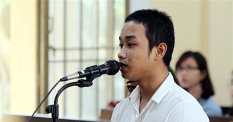 Tưới xăng đốt vợ vì bị nhắc hát karaoke nhỏ lại