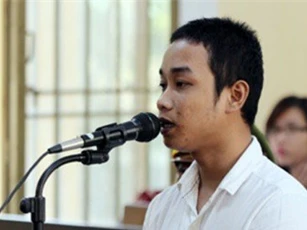 Tưới xăng đốt vợ vì bị nhắc hát karaoke nhỏ lại