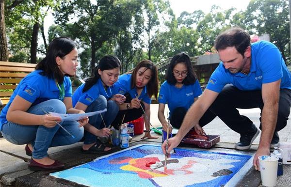 Bảo vệ môi trường bằng những bức tranh sinh động vẽ trên mặt nắp cống