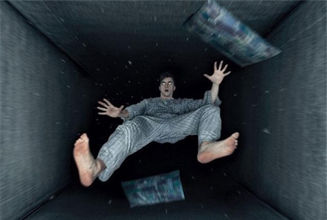 Giải mã giấc mơ bị đẩy ngã từ trên cao xuống khi ngủ