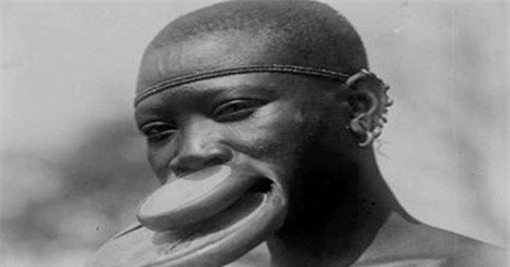 Rùng rợn tục căng môi làm đẹp của phụ nữ bộ tộc ở châu Phi