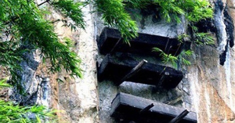 Bí ẩn những chiếc quan tài treo ở Trung Quốc