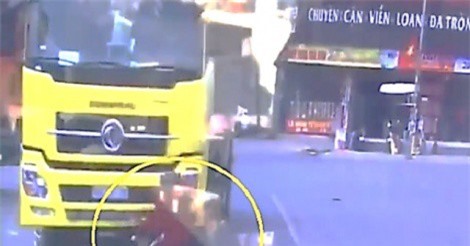 Clip: Rơi vào điểm mù xe tải, người phụ nữ may mắn thoát chết ở Bình Dương 