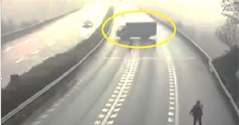 Clip: Tài xế xe tải “liều mạng” đi ngược chiều trên đường cao tốc, gây tai nạn liên hoàn 