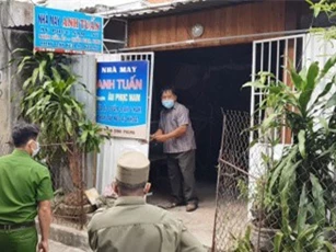 Em trai chôn xác chị gái trong nhà... vì 'không có tiền mua quan tài'