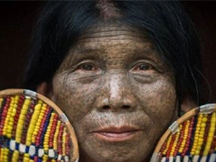 Kỳ lạ tập tục xăm kín mặt của phụ nữ bộ tộc ở Myanmar