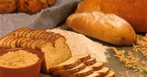 Làm trăng răng nhanh chóng đến khó tin chỉ với 1 ổ bánh mì