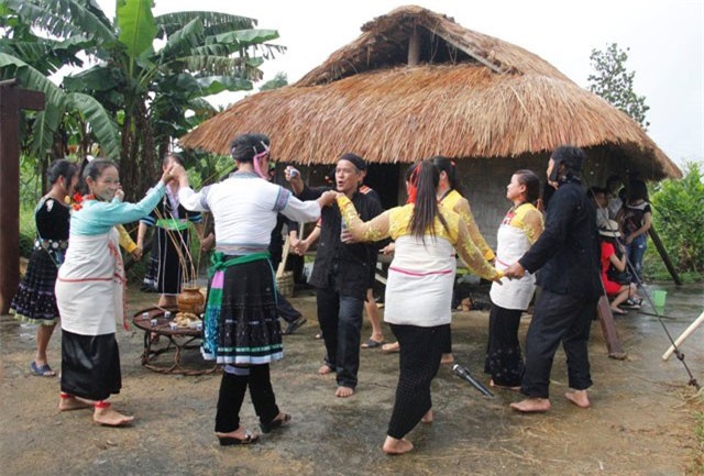 Lễ vào nhà mới của dân tộc Mảng ở Lai Châu