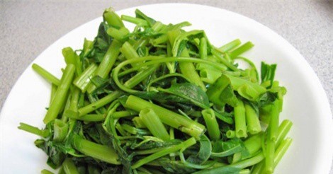 Mẹo luộc rau muống xanh giòn, không bị thâm đen