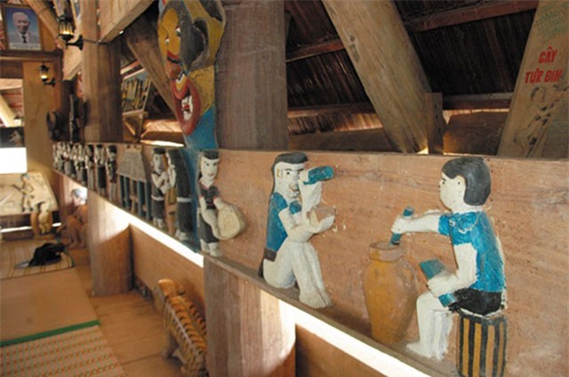 Nghệ thuật điêu khắc gỗ độc đáo của người Cơ Tu ở Quảng Nam