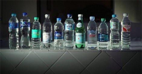 Nước uống đóng chai: Tiện nhưng có lợi không?