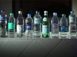 Nước uống đóng chai: Tiện nhưng có lợi không?