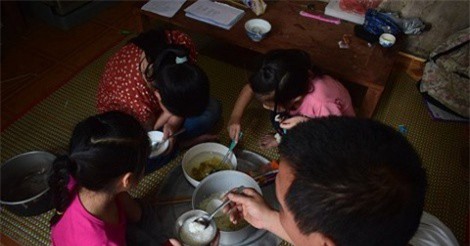 Bi kịch: Vợ bỏ đi theo người tình, chồng mắc bệnh ung thư đành lòng "gà trống nuôi con"