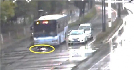 Clip: Bước xuống ôtô ngay giữa đường, người phụ nữ bị xe buýt tông suýt chết