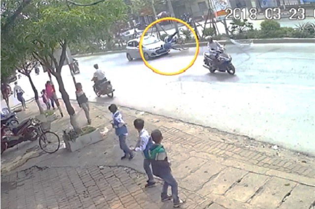 Clip: Sang đường bất cẩn, 2 ông cháu bị taxi tông văng ra đường ở Hà Nội