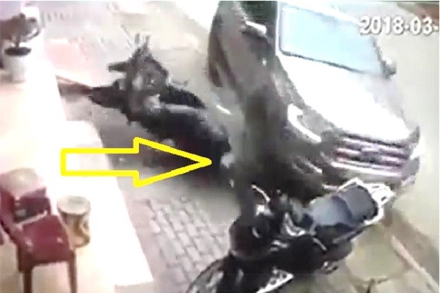 Clip: Tài xế ôtô mất lái, tông hàng loạt xe máy trên vỉa hè ở Yên Bái